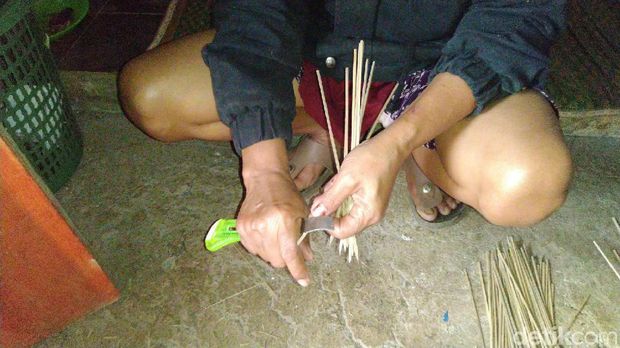 Jelang Kurban, Pengrajin Tusuk Sate di Ciamis Kebanjiran Pembeli