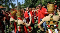 Tidak hanya Hasto, Bupati Banyuwangi Abdullah Azwar Anas pun ikut menari bersama.