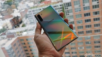 Kalau si kinclong ini adalah Galaxy Note 10 Aura Glow, di tengah-tengah gedung kota New York tempatnya baru saja lahir. Foto: detikINET/Kris Fathoni W