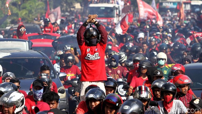 Ribuan suporter PSM Makassar ikut serta rayakan juara Piala Indonesia di jalanan. Mereka pun kompak mengenakan baju warna merah kebesaran PSM Makassar.