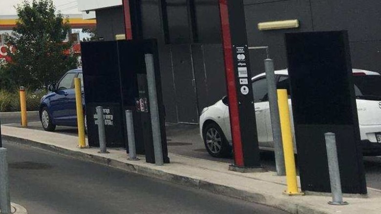 Bayar Makanan Menggunakan HP di Drive Through Australia Bisa Kena Tilang Bayar Makanan Menggunakan HP di Drive Through Australia Bisa Kena Tilang
