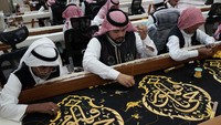Selain itu, ukuran kiswah pun dibuat cukup besar untuk dapat menutupi Kakbah. Tak heran, kiswah diperkirakan memiliki ukuran hingga 14 meter persegi dengan berat mencapai 650 kilogram.