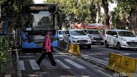 Jalan Medan Merdeka Barat itu juga kini telah dilintasi oleh transportasi umum TransJakarta yang terbilang sangat nyaman. Masyarakat diharapkn bisa beralih ke transportasi massa untuk mengurangi kepadatan dan polusi udara. 