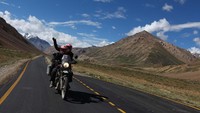 Bukan pekara mudah berkendara motor di ketinggian 4.000 meter. Sepanjang jalan, Donna mengakui dihantui penyakit ketinggian atau altitude sickness.