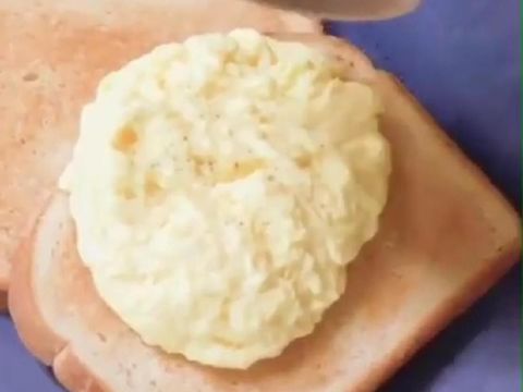 Kamu Bisa Bikin Scrambled Egg yang Creamy Ini Pakai Air