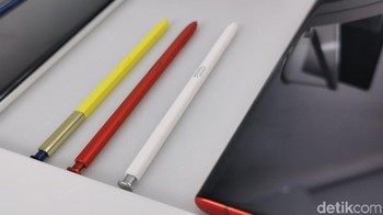 Bentuk S-Pen pada Galaxy Note 9 (paling kiri), di samping warna-warni S-Pen pada unit seri Galaxy Note Foto: detikINET/Kris Fathoni W
