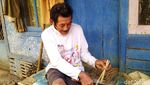 Laris Manis Penjualan Tusuk Sate Tradisional Jelang Idul Adha