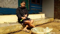 Di kampung tersebut, tak sedikit pula lansia yang turut memproduksi tusuk sate tradisional tersebut. Pekerjaan tersebut biasanya dilakukan untuk menambah penghasilan.