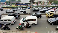 PM 2,5 dihasilkan oleh polusi asap mobil, truk, bus, dan kendaraan bermotor lain, termasuk hasil pembakaran kayu, minyak, batu bara, atau akibat kebakaran hutan dan padang rumput hingga cerobong asap industri.