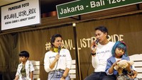 Mereka juga mengajak kedua buah hatinya yang mengikuti mereka dengan mobil van. Pool/Palevi S/detikFoto.
