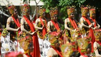 Tari Gandrung ditampilkan untuk menyambut Megawati Soekarnoputri dan peserta Kongres V PDIP di Grand Inna Bali Beach Hotel, Denpasar, Bali, Rabu (7/8/2019).