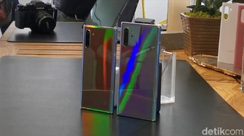 Galaxy Note 10 dan Galaxy Note 10+ yang ini tampil lebih kinclong dibandingkan ponsel pendahulunya. Kameranya pun kini disusun secara vertikal. Foto: detikINET/Kris Fathoni W