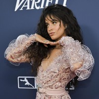 Nyatanya, cibiran tersebut tak mengurangi rasa percaya diri kekasih Shawn Mendes untuk tampil seksi di Varietys Power Of Young Hollywood. Acara tersebut digelar untuk merayakan anak-anak muda berbakat di industri Hollywood. Camila termasuk di dalamnya bersama Cole Sprouse, Chloe x Halle, Hannah Brown dan Nico Parker. (Foto: Rodin Eckenroth/Getty Images)