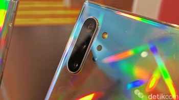 Yang ini Galaxy Note 10+ dengan empat kamera belakang. Keberadaan quad camera ini memang sudah santer dispekulasikan. Foto: detikINET/Kris Fathoni W