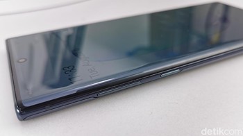 Seluruh tombol fisik pada seri Galaxy Note 10 kini berada pada satu sisi yang sama -- sisi kiri. Ini pun sudah ramai jadi rumor. Foto: detikINET/Kris Fathoni W