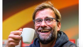 Klopp digambarkan tersenyum karena harga seluruh beknya kurang lebih sama dengan transfer Maguire. Foto: istimewa