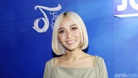 Wah, bagaimana nih menurut Anda penampilan Rinni? Pool/Palevi S/detikFoto.