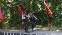Brimob yang berjaga dilengkapi dengan senjata laras panjang. Mereka juga memakai rompi anti peluru dan helm.