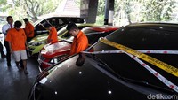 Sejumlah mobil turut diamankan polisi dari para pelaku penipuan online.