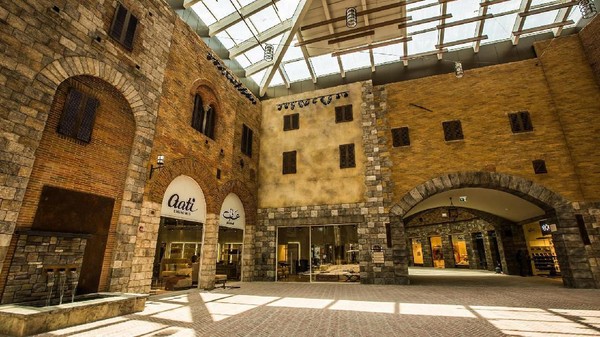 Di Jebel Ali ada The Outlet Village yang bergaya Tuscany, Italia. Ini adalah mal barang-barang outlet mewah seluas 14 hektare dengan 3 departemen store, 125 brand, makanan dan minuman premium. (Visit Dubai) Di Jebel Ali ada The Outlet Village yang bergaya Tuscany, Italia. Ini adalah mal barang-barang outlet mewah seluas 14 hektare dengan 3 departemen store, 125 brand, makanan dan minuman premium. (Visit Dubai)