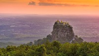 Di atas kuil, traveler akan disuguhkan dengan pemandangan luar biasa cantik. Apalagi saat senja tiba. Bias warna jingga di langit sungguh mempesona. (iStock)