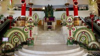 Penampakan bagian hotel Grand Inna Bali Beach yang nampak dihiasi dengan beragam ornamen Bali dan PDIP jelang kongres partai tersebut.