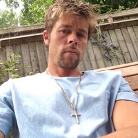 Aku tidak bisa pergi ke mana-mana. Aku tidak bisa pergi ke toko-toko. Kamu akan melihat mereka di belakang meja saling menyenggol, mengira saya Brad Pitt, ungkap Nathan seperti dilansir Mirror. Foto: Facebook