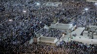 Sementara itu, yang mendarat di Madinah mencapai 233 kloter sejumlah 95.446 orang dan yang mendarat di Jeddah sebanyak 296 kloter dengan jumlah jemaah 119.931 orang. Jemaah haji Indonesia terdiri dari jemaah reguler dan khusus. Dari kuota 231.000 yang diberikan pemerintah Arab Saudi, sebanyak 214.000 adalah jemaah haji reguler. Sisanya, 17.000, merupakan jemaah haji khusus.