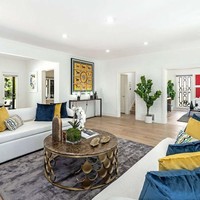 Rumah bergaya modern dengan palette rumah yang netral tersebut seluas 200 meter persegi. Rumah tersebut tampak nyaman dan luas, meski tidak bisa dibandingkan dengan tempa tinggal Meghan saat ini bersama pangeran Harry dan baby Archie di Frogmore Cottage, Inggris.  Foto: dok. bienstock group