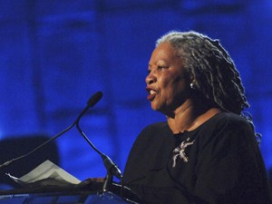 Oprah Winfrey Beri Penghormatan Peraih Nobel Sastra Toni Morrison