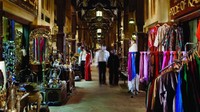 Souk Madinat ada di sekitar hotel bintang lima Mina As Salam dan Al Qasr. Kebanyakan yang dijual di sini adalah suvenir. (Souk Madinat Jumeirah)