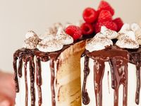 Kelompok Pemuda Ini Dikecam Setelah Potong Kue dengan Senjata Api