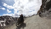 Pasangan selebritis yang berboncengan dengan Royal Enfield Himalayan itu mampu mengakses Khardung La setelah melewati rintangan, di Pegununungan Himalaya, di India Utara.