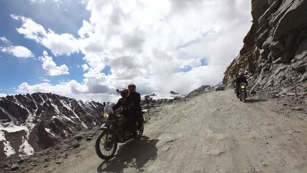 Darius dan Donna Naik Royal Enfield ke Himalaya