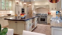 Model kenamaan Tyra Banks memilih dapur berkonsep klasik di rumahnya di Beverly Hills. Dominasi warna putih dengan pencahayaan yang hangat menghadirkan suasana nyaman. Foto: Istimewa