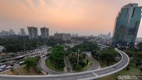 Anies Baswedan mengaku akan memperbaiki polusi udara yang buruk di Jakarta. Salah satu caranya adalah berkoordinasi dengan pengelola jalan tol.