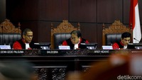 Pembacaan putusan ini nanti akan dibagi menjadi tiga sesi. Sesi pertama dimulai pada pukul 08.00 WIB dengan agenda pembacaan 25 putusan gugatan.