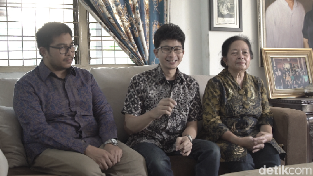 Keluarga Pramoedya Ananta Toer, yakni Astuti Ananta Toer dan cucu Pram Angga Okta dan Rova Rivani ditemui di Jalan Multikarya II, Utan Kayu Timur, Jakarta Timur, Selasa (3/8/2019)
