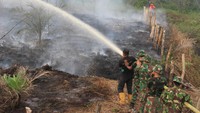 Upaya pemadaman masih terkendala sumber air dan akses jalan menuju lokasi kebakaran.