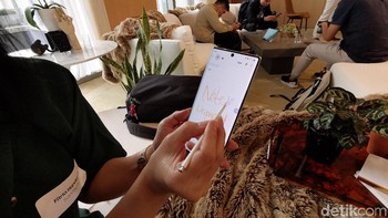 S-Pen untuk Galaxy Note 10 memiliki sejumlah kecanggihan tambahan. Semisal, secara mudah mengubah font huruf tertentu pada tulisan. Foto: detikINET/Kris Fathoni W