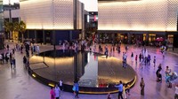 Ada destinasi belanja yang tergolong baru di Dubai namanya City Walk di Jumeirah. Banyak butik ternama, restoran dengan konsep kuliner bintang Michelin sampai pusat hiburan lengkap semua. (Visit Dubai)