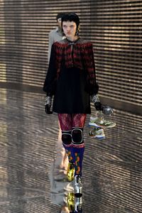 Gucci Rilis Bantalan Lutut, Harganya Rp 3,5 Juta Sepasang