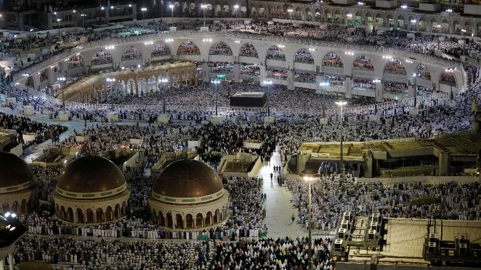 Jemaah haji Indonesia sudah menjejakkan kaki di Tanah Suci. Mereka telah berkumpul di Mekah untuk bersiap memulai puncak haji.