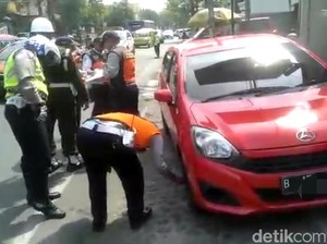 Petugas Gembok Kendaraan yang Parkir Sembarangan di Sukabumi