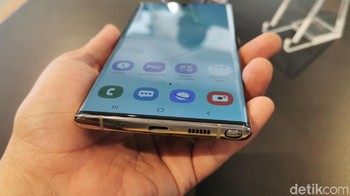 Di bagian bawah, seperti juga sudah dispekulasikan, tak ditemui jack audio 3.5mm pada seri Galaxy Note 10. Foto: detikINET/Kris Fathoni W