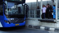 Calon penumpang menunggu bus di Halte Busway dan MRT Lebak Bulus, Jakarta Selatan, Rabu (7/8/2019).