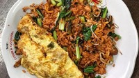 Telur dadar dan sawi juga bisa jadi isian nasi goreng Jawa yang gurih, pedas dan sedikit manis. Foto : Instagram @duniakulinersurabaya
