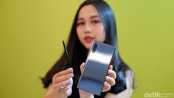 S Pen terbaru memiliki desain unibody yang ramping dan penggunaan 10 jam dalam sekali pengisian. Ini berkat dibenamkan baterai lithium-titanium 350 uAh. Foto: Adi Fida Rahman/detikINET