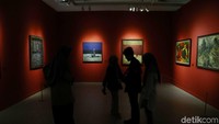 Para pengunjung tampak sangat menikmati sejumlah karya seni yang dipamerkan.