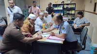 Perkara itu masuk ke meja hijau. Untuk kedua kalinya, Bahar duduk di kursi pesakitan. Dalam dakwaan jaksa, Bahar diketahui menganiaya Andriansyah gegara mengantar istrinya pulang terlalu larut. Habib Bahar bin Smith menandatangani dokumen di Lapas Pondok Rajeg, Cibinong. (Dok Istimewa)